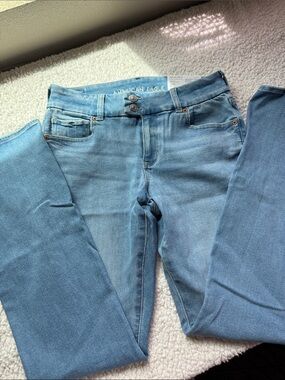 American Eagle Outfitters Light Wash High Rise Women’s Jeans